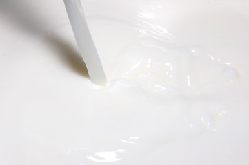 Image showing splashing milk