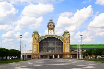 Image showing square in front of the exhibition complex