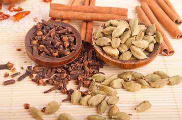 Image showing Cardamom pods and cloves