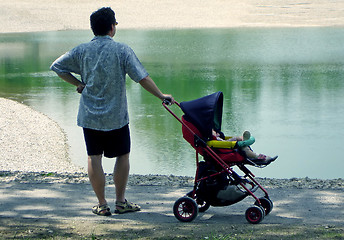 Image showing dad with baby