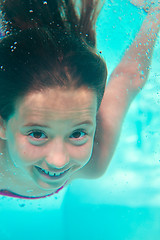 Image showing underwater girl in swimming pool 