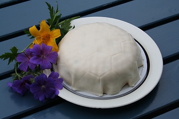 Image showing Gateau like a football