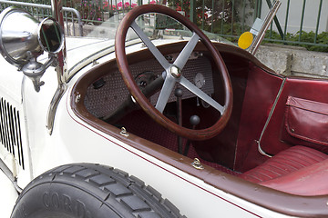 Image showing White vintage car.