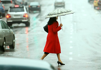 Image showing women cross the street