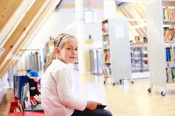 Image showing Child reading in library