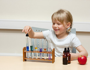 Image showing Little scientist