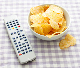 Image showing Chips and remote