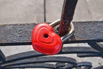 Image showing Red padlock