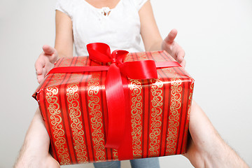Image showing Giving present