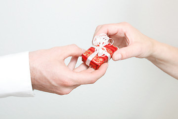 Image showing Giving present