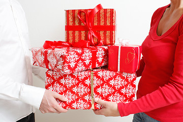 Image showing Giving present