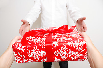 Image showing Giving present