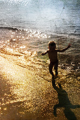 Image showing child playing with the sea