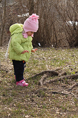 Image showing child looks on roof