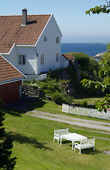 Image showing White house near the sea