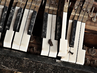 Image showing broken piano