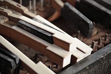 Image showing Broken piano keys