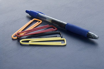 Image showing colored paper clips and pen 3