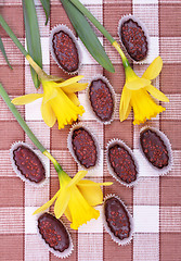 Image showing Chocolates with yellow daffodils