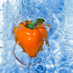 Image showing Yellow pepper dropped into water with bubbles