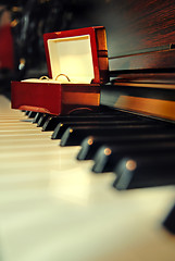 Image showing Wedding rings on the piano