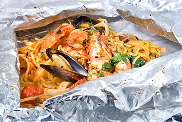 Image showing pasta with oysters and tomato in foil