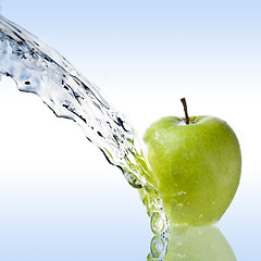 Image showing fresh water splash on green apple