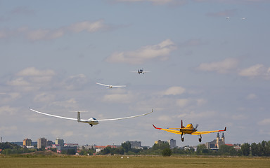 Image showing Gliders beeing draged