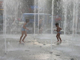 Image showing Kids in the fountain 2