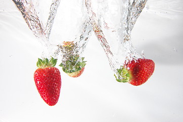 Image showing strawbarry fruit in water