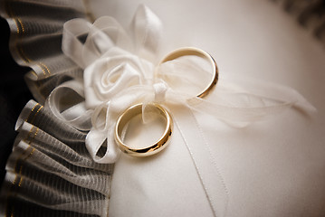 Image showing Wedding rings on lace