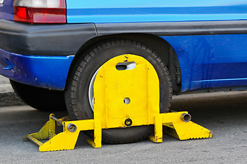 Image showing Clamped car