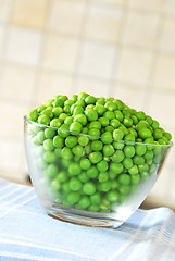 Image showing Young green peas