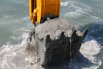 Image showing Excavator bucket of water from the soil of the seabed