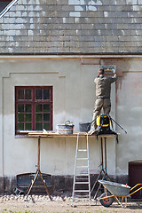 Image showing Working bricklayer