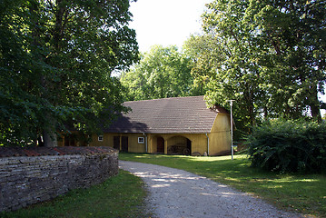 Image showing The house and trees