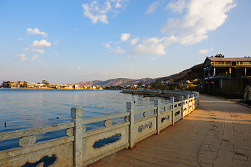 Image showing Sightseeing road by lake