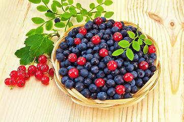 Image showing Blueberries with red currants on the board