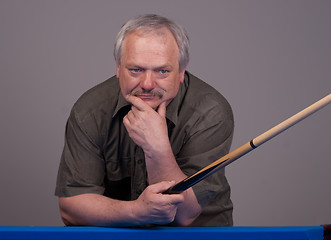 Image showing man playing pool