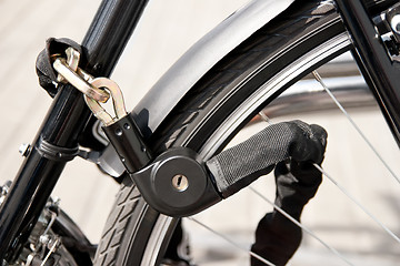 Image showing locked bike