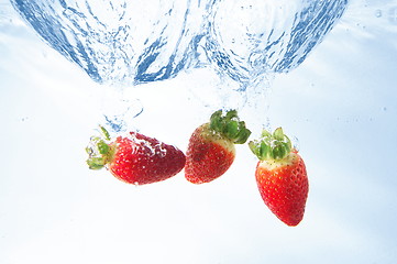 Image showing strawbarry fruit in water