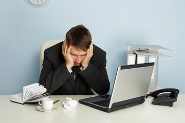 Image showing Office worker waiting for holidays