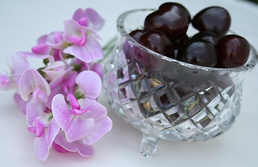 Image showing Sweet peas together with cherries