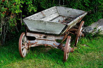 Image showing Old and used wagon standing near bushes