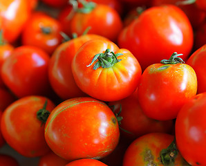 Image showing tomatoes arranged at market