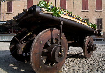 Image showing Old wooden wagon loaded with blue grapes