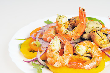 Image showing Salad with shrimp, mussels, bell peppers