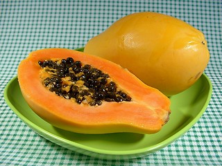 Image showing Papayas on green plate