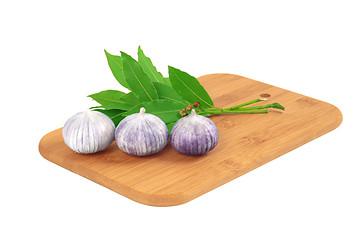 Image showing Garlic on the board with a bay leaf.