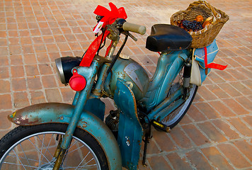 Image showing Old moped